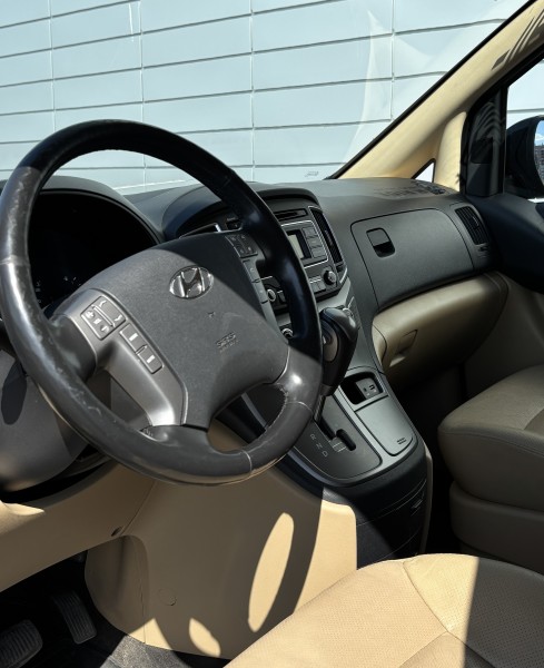 Hyundai H-1 (9 Seater)