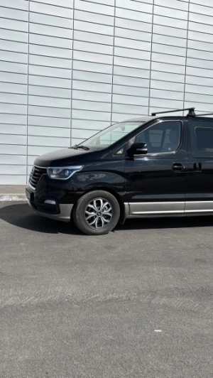 Hyundai H-1 (9 Seater)